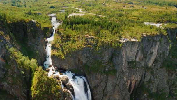 Tilt αυγή shot: Ο διάσημος καταρράκτης Voringsfossen στη Νορβηγία. Εντυπωσιακή ομορφιά της Σκανδιναβικής φύσης — Αρχείο Βίντεο