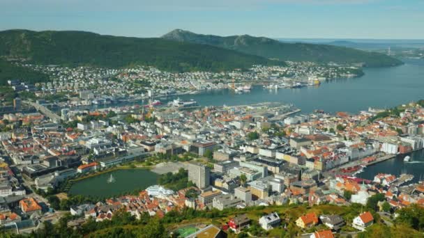 Top uitzicht op de stad Bergen in Noorwegen — Stockvideo