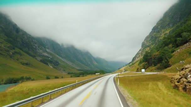 Autofahrt in Norwegen, Fahrt auf einer malerischen Straße inmitten der Berge — Stockvideo