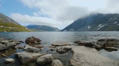 Norveç 'te pitoresk bir yüksek irtifa gölü