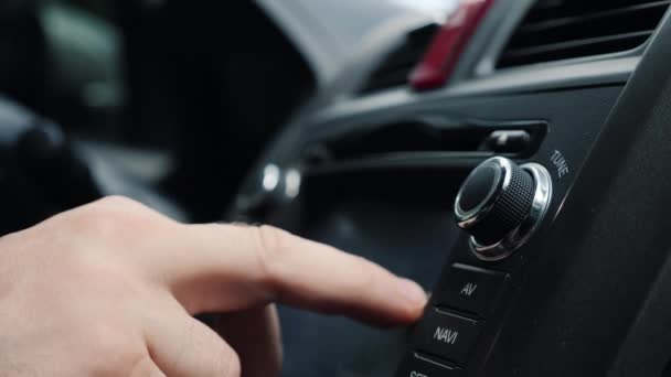 Mão masculina sintoniza o rádio no carro — Vídeo de Stock