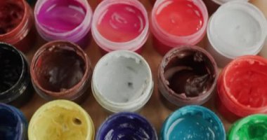 Çizim için boya dolu kavanozları aç. Üst görünüm