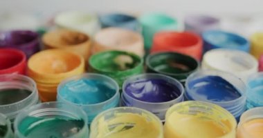 Disvetler takımı - çok renkli gouache 'li açık kutular