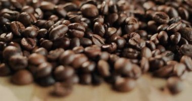 Bir sürü kızarmış kahve çekirdeği. Düşük derinlikli video