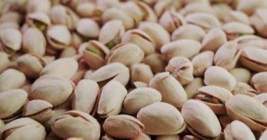 İştah açıcı tuzlu şam fıstığı - bira için popüler bir atıştırmalık. Kaydırıcı atışı