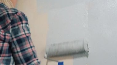 Malar duvarı boyar, evde tamirat yapar.