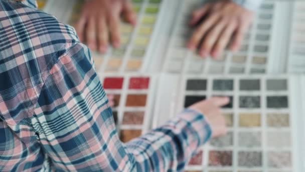Клиент выбирает цвет и отделочный материал для своего дома — стоковое видео