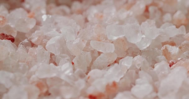 Cristales de sal del Himalaya. Contiene muchos oligoelementos útiles. Macro tiro — Vídeos de Stock