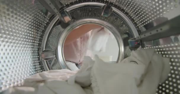 Gospodyni domowa podnosi pranie bielizny z pralki — Wideo stockowe