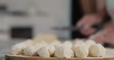 Bir kadın geleneksel Ukrayna yemeği hazırlıyor. Hamur tatlısı.