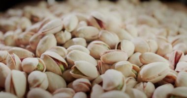 Fıstıklar büyük bir yığının üzerine düşer. İştah açıcı bira. Yavaş çekim videosu