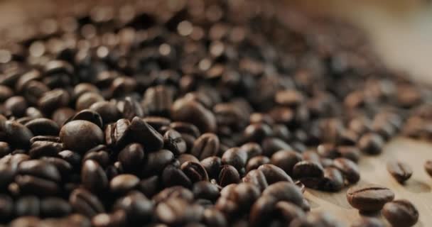 Geroosterde koffiebonen, close-up. 4k schuifschot — Stockvideo
