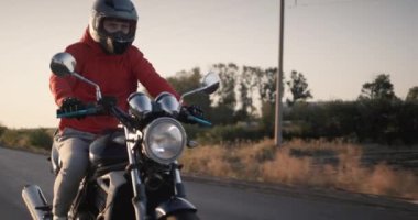 Tilt shot: Yolda tümseklerle motosikletli gezintiler, değer kaybetme sisteminin işleyişini görebilirsiniz