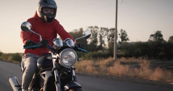 Tilt shot: Motorcyclist rides on the road with bumps, you can see the operation of the depreciation system — Stock Video