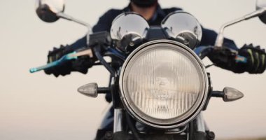 Motosikletlilerin elleri direksiyonda gaz pedalını çevirir.