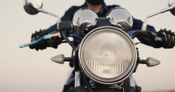 Рука мотоциклістів повертає ручку прискорювача на кермо — стокове відео
