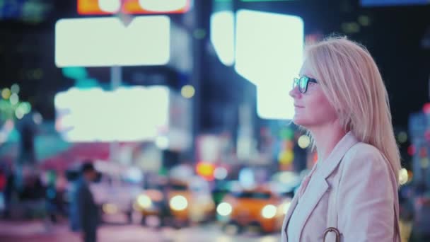 Tourist εξετάζει τα φωτεινά φώτα της διαφήμισης στην Times Square στην καρδιά της Νέας Υόρκης — Αρχείο Βίντεο