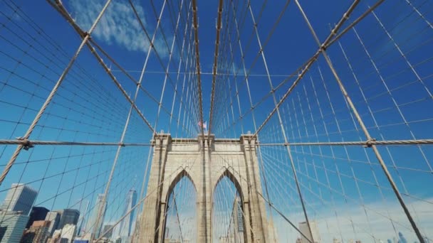 Der Pylon der Brooklyn Bridge und die Umrisse von Manhattan dahinter. Ich-Perspektive — Stockvideo