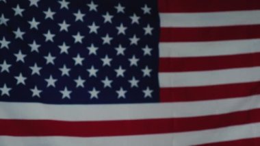 Eldivenli kurye kutuyu kadına teslim ediyor. Amerikan bayrağının arka planına karşı.
