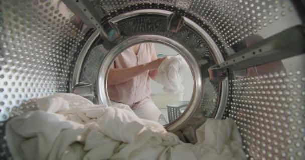 Kobieta bierze pranie i czystą pościel z pralki. 4k wideo — Wideo stockowe