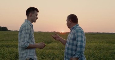 İki çiftçi tarlada çalışır, bitkiler çalışır, günlük tutarlar.