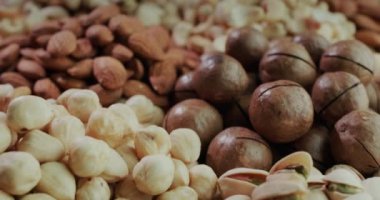 Bir sürü sağlıklı fındık, badem, fıstık, kaju ve fındık. Vitaminlerin kaynağı