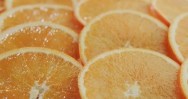 Sulu portakal dilimleri yan yana yatar.