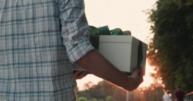 Arka plan: Kurye hediye paketi içinde bir kutu taşıyor