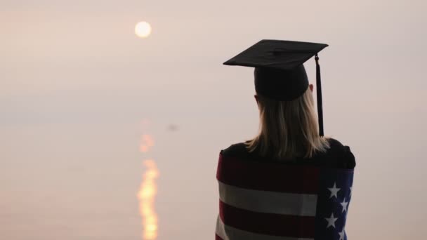 Starý mládenec v plášti a čepici s americkou vlajkou na ramenou — Stock video