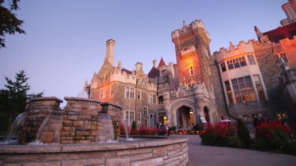 Toronto, Canadá, octubre de 2017: La famosa Casa Loma Castle, una de las atracciones más populares de Torontos. Bellamente iluminado por la noche — Vídeos de Stock