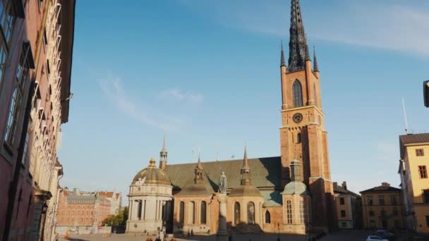 Incline o tiro da famosa igreja com uma torre de metal em Estocolmo - Riddarholmen Church. — Vídeo de Stock