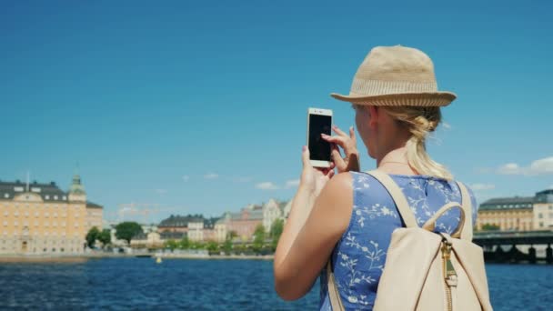 Mulher turista tira fotos de bela vista em Estocolmo — Vídeo de Stock