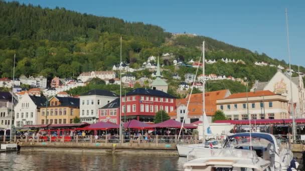 Embankment con casas mercantes de colores en Bergen. Reconocible y popular entre los turistas lugar — Vídeo de stock