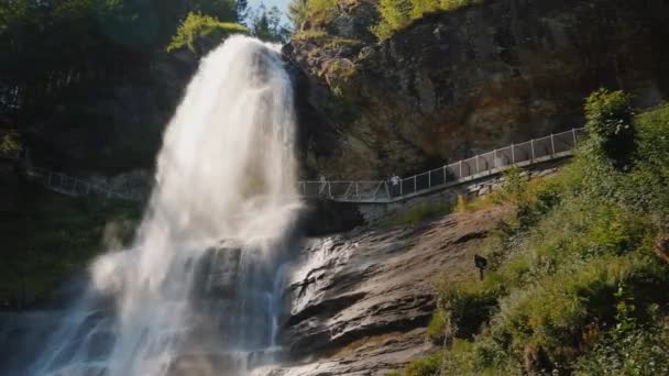 Steinsdalsfossen é uma cachoeira localizada a 2 km da cidade de Nurheimsund, no oeste da Noruega — Vídeo de Stock