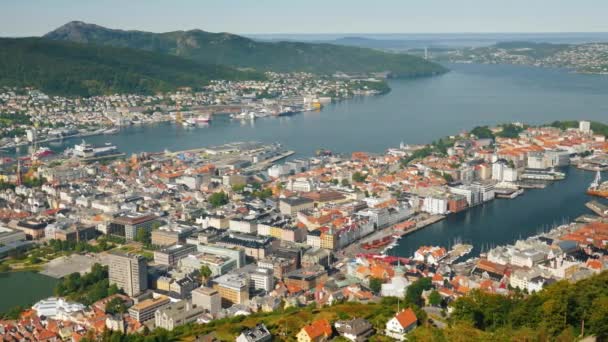 En vy över staden Bergen, nedan är småbåtshamnar och stora kryssningsfartyg — Stockvideo