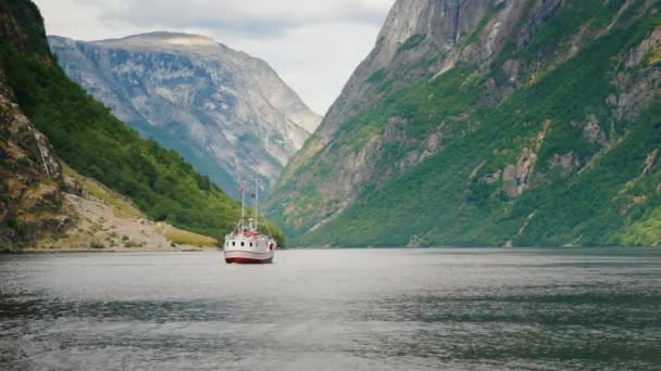 Malá loď pluje do dálky na pozadí epicky krásného fjordu v Norsku — Stock video