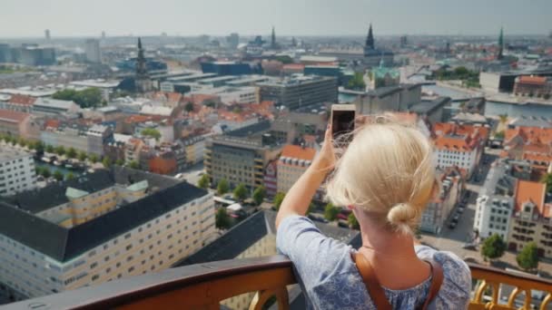 Una mujer tiene una vista desde arriba de la ciudad de Copenhague en Dinamarca — Vídeos de Stock