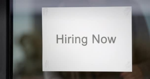 Trabajador elimina y desgarra anuncio de contratación Ahora — Vídeo de stock