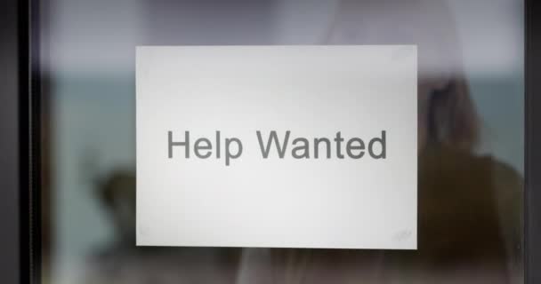 Pracownik usuwa i rozrywa reklamę Pomoc Wanted — Wideo stockowe