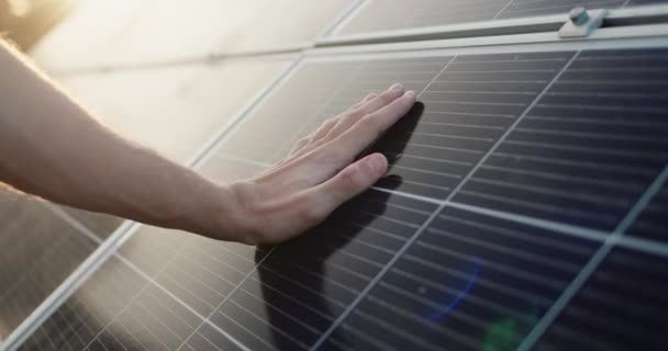 Hombres golpes de mano la superficie de los paneles solares — Vídeo de stock