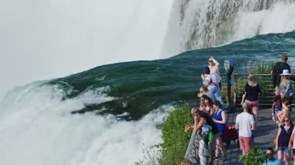 Air Terjun Niagara, New York, Amerika Serikat, Juli 2019: Orang-orang mengagumi pemandangan yang menakjubkan - Air Terjun Niagara, tujuan populer di kalangan wisatawan dari seluruh dunia. — Stok Video