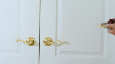 Hizmetçi otel odasına kahvaltı getirdi.