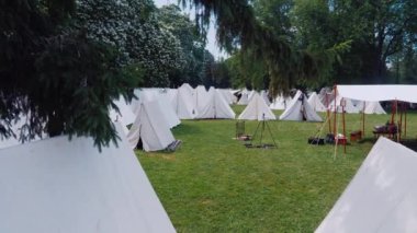 Kızılderililerle savaşlardan ve Amerika 'nın gelişiminden kalma duvarlarla çevrili eski bir kasabanın yeniden inşası.