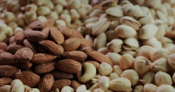 Набір різних горіхів - чудове джерело вітамінів та інгредієнтів здорового і здорового харчування — стокове відео