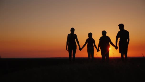 Активная здоровая семья, бабушка с дочерью и внуками встречают рассвет, поднимают руки выше — стоковое видео