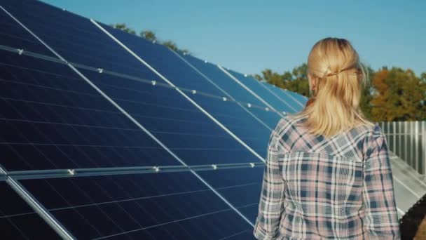 El propietario camina a lo largo de los paneles solares de la central eléctrica — Vídeos de Stock