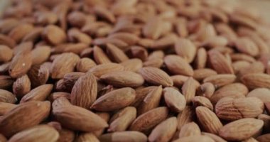 Dolly shot: Bademler masada - lezzetli tahılları seçin.