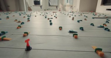 Dolly shot: Evin zeminine seramik fayanslar koyun, hizalama sistemi tarafından sabitlenir
