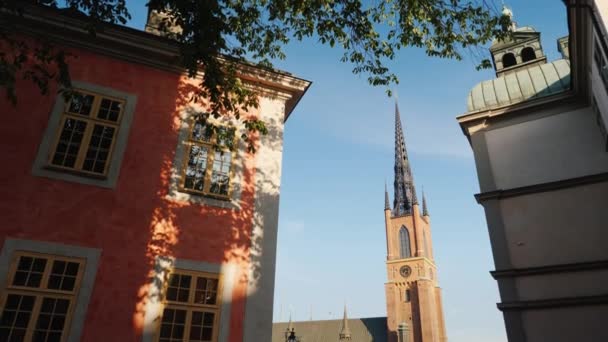 Blick auf die berühmte Kirche mit einem Metallturm in Stockholm - Riddarholmen-Kirche. Steadicam-Aufnahme — Stockvideo