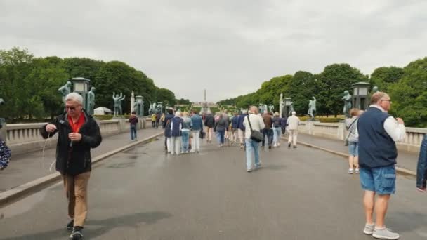 Oslo, Norvegia, luglio 2018: Parco delle sculture Gustav Vigeland. Passeggiata lungo un ampio viale lungo una serie di sculture in direzione di una grande fontana — Video Stock